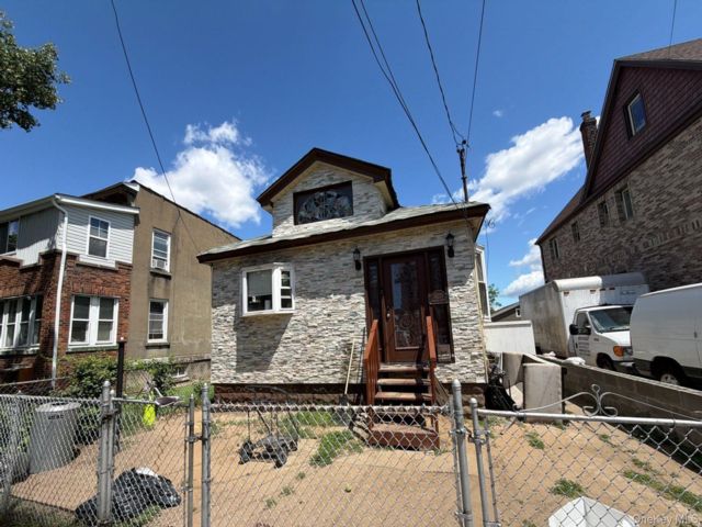  3 BR,  1.00 BTH &nbsp;Exp ranch style home in South Ozone Park