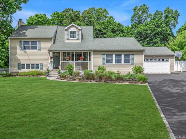  4 BR,  4.00 BTH &nbsp;Split level style home in Northport