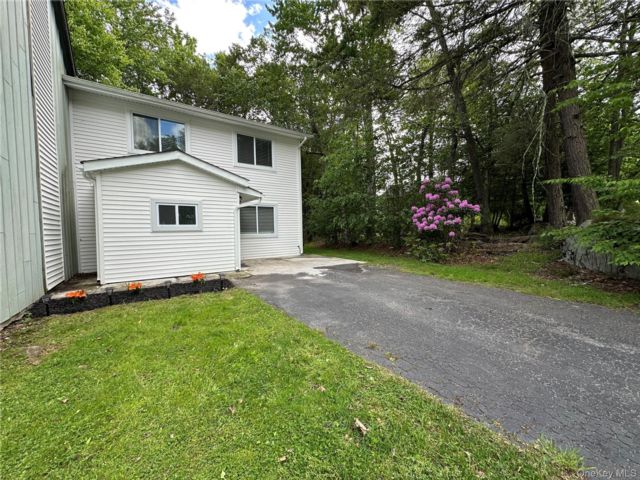  3 BR,  2.00 BTH &nbsp;House style home in Kiamesha Lake