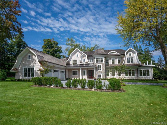  6 BR,  6.00 BTH &nbsp;Traditional style home in Great Neck