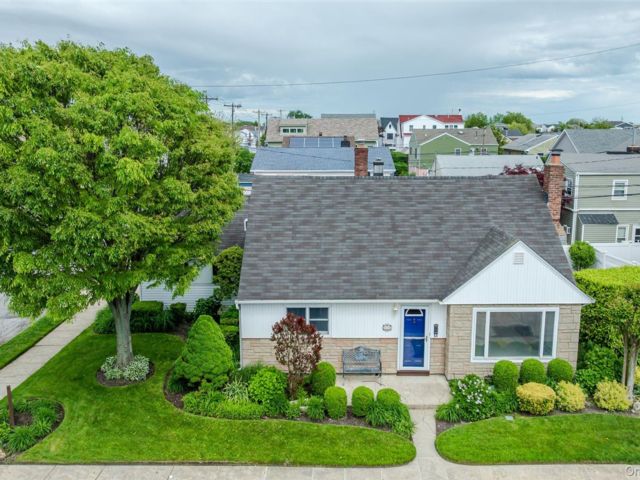  4 BR,  2.00 BTH &nbsp;Cape cod style home in Long Beach