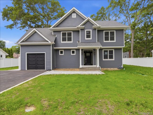  3 BR,  3.00 BTH &nbsp;Colonial style home in Miller Place