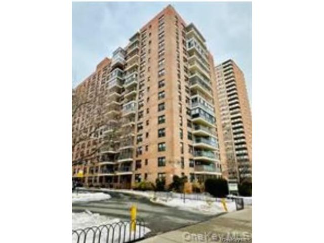  2 BR,  2.00 BTH &nbsp;Full floor apar style home in Flushing