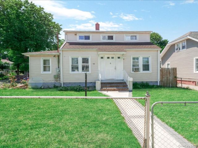  4 BR,  2.00 BTH &nbsp;Bungalow style home in Roosevelt