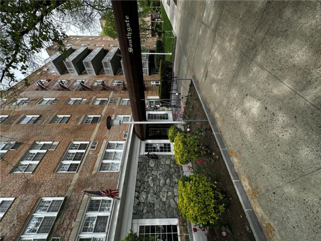  2 BR,  2.00 BTH &nbsp;Mid rise style home in Howard Beach