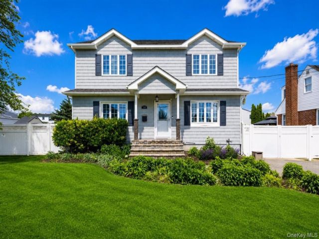  5 BR,  3.00 BTH &nbsp;Colonial style home in Massapequa