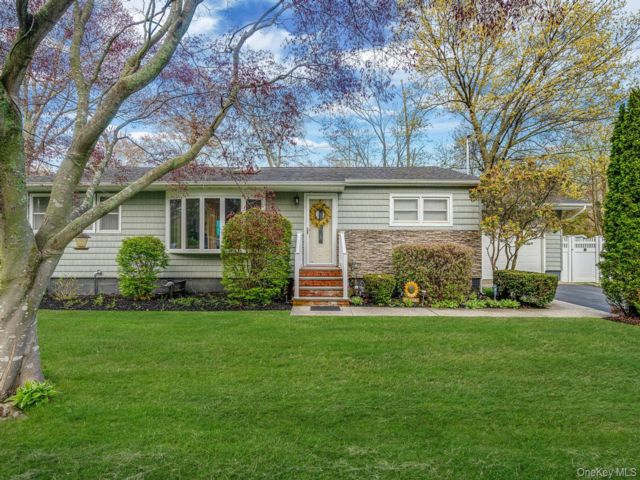  2 BR,  1.00 BTH &nbsp;Ranch style home in Shirley