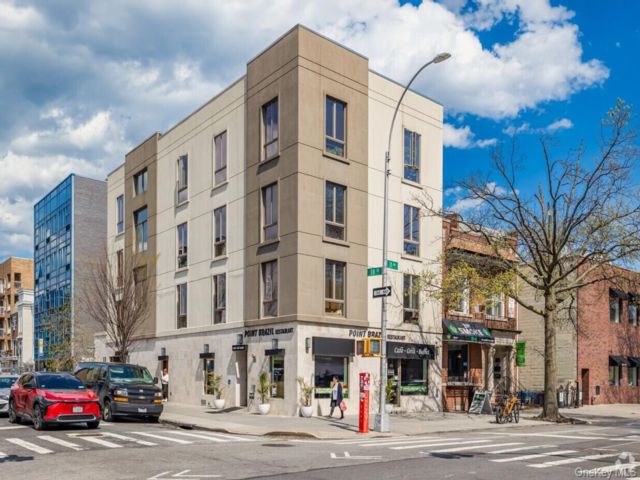  1 BR,  1.00 BTH &nbsp;Mid rise style home in Astoria