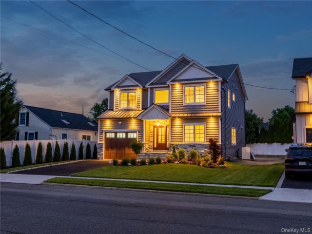  4 BR,  3.00 BTH &nbsp;Colonial style home in Massapequa
