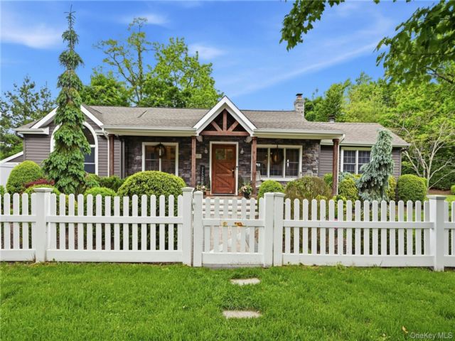  3 BR,  2.00 BTH &nbsp;Ranch style home in Smithtown