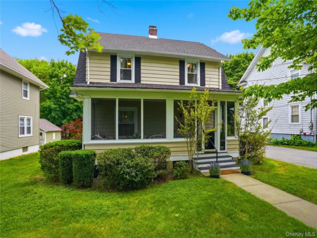  4 BR,  2.00 BTH &nbsp;Colonial style home in Middletown