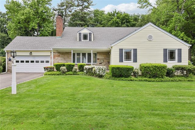  3 BR,  2.00 BTH &nbsp;Ranch style home in Glen Cove