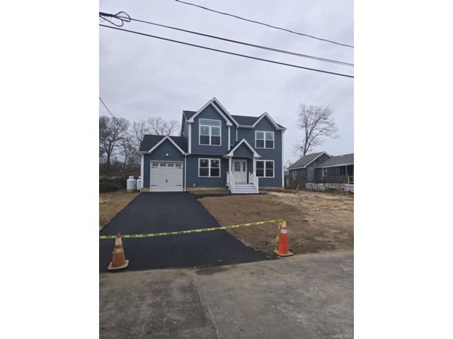  4 BR,  3.00 BTH &nbsp;Colonial style home in Mastic