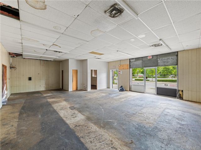 Studio,  0.00 BTH &nbsp;Commercial style home in West Islip