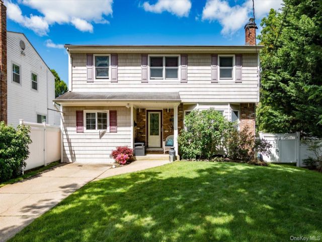  4 BR,  3.00 BTH &nbsp;Colonial style home in Wantagh