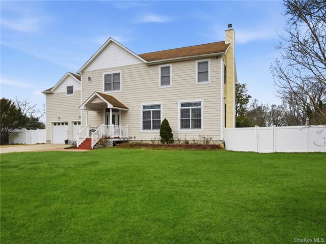  7 BR,  4.00 BTH &nbsp;Colonial style home in Ronkonkoma