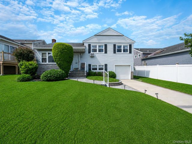  3 BR,  3.00 BTH &nbsp;Split level style home in East Meadow