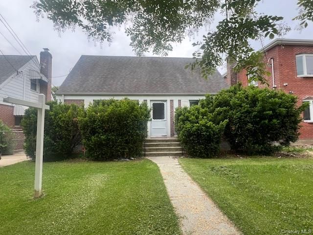  3 BR,  2.00 BTH &nbsp;Cape cod style home in New Hyde Park