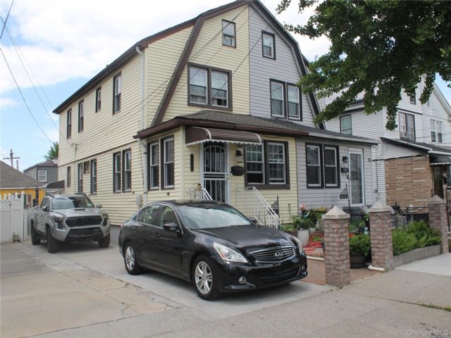  3 BR,  2.00 BTH &nbsp;Colonial style home in Jamaica