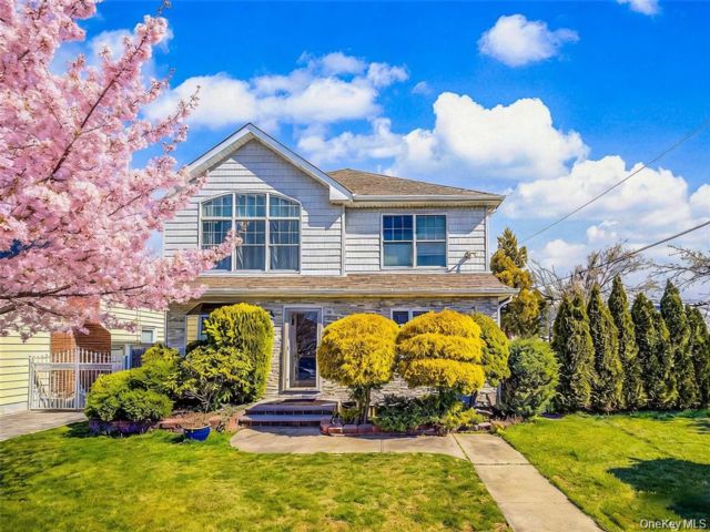  5 BR,  3.00 BTH &nbsp;Colonial style home in New Hyde Park