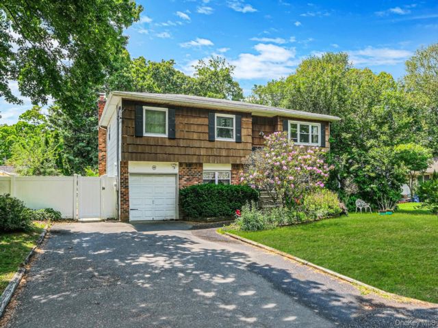  4 BR,  2.00 BTH &nbsp;Hi ranch style home in Farmingville