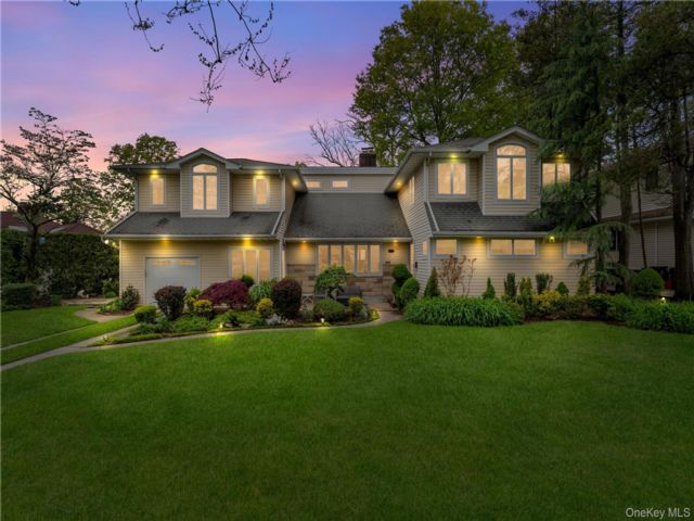  5 BR,  3.00 BTH &nbsp;Colonial style home in West Hempstead