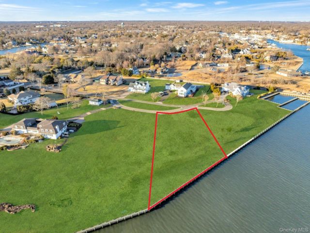 Lot <b>Size:</b> Irreg 128x300 &nbsp;House style home in Bay Shore