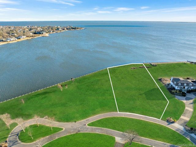 Lot <b>Size:</b> 1.24 &nbsp;House style home in Bay Shore