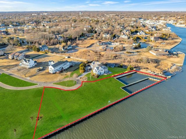 Lot <b>Size:</b>  &nbsp;House style home in Bay Shore
