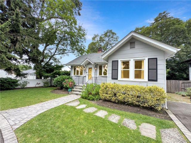  3 BR,  2.00 BTH &nbsp;Split level style home in Babylon