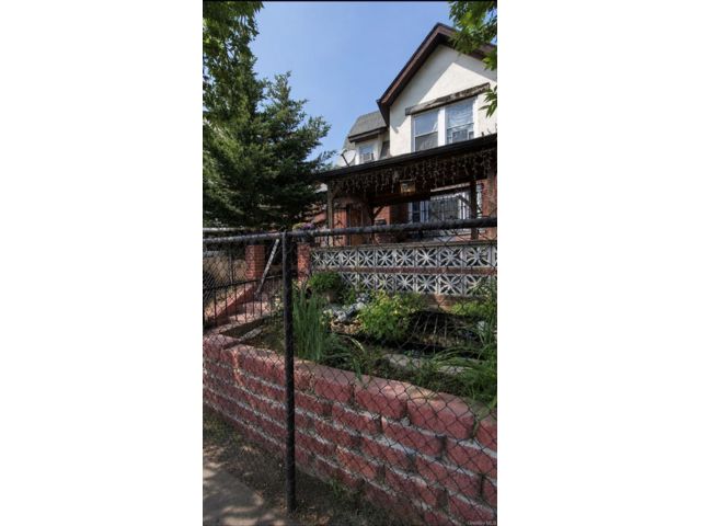  5 BR,  5.00 BTH &nbsp;Colonial style home in Elmhurst