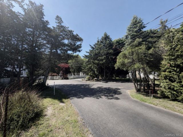  7 BR,  5.00 BTH &nbsp;Cottage style home in Westhampton Beach