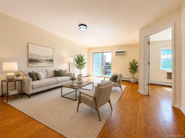  3 BR,  2.00 BTH &nbsp;Mid rise style home in Corona