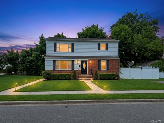  6 BR,  3.00 BTH &nbsp;Colonial style home in Uniondale