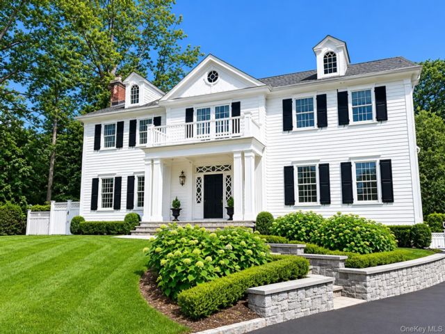  6 BR,  8.00 BTH &nbsp;Colonial style home in Manhasset