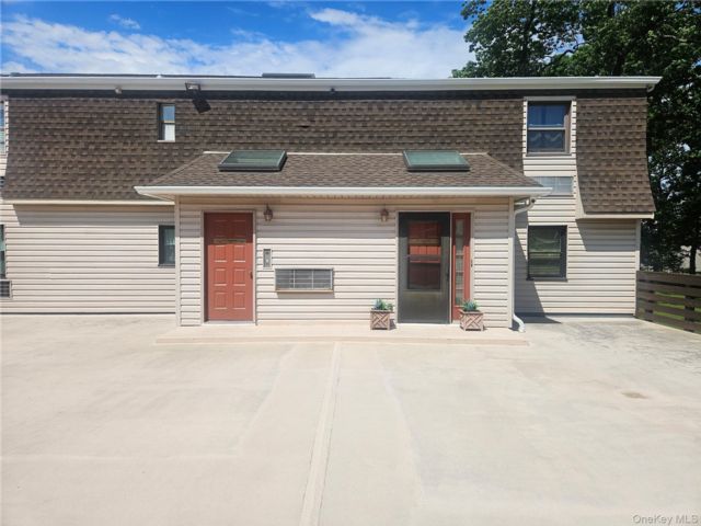  2 BR,  2.00 BTH &nbsp;Other style home in Hewlett