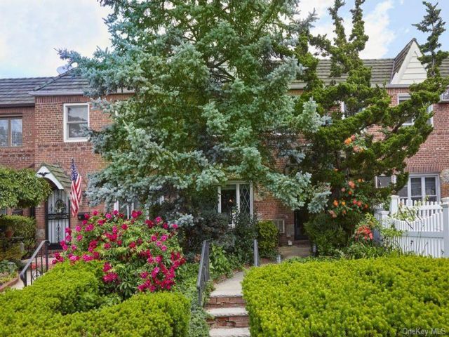  3 BR,  2.00 BTH &nbsp;House style home in Middle Village