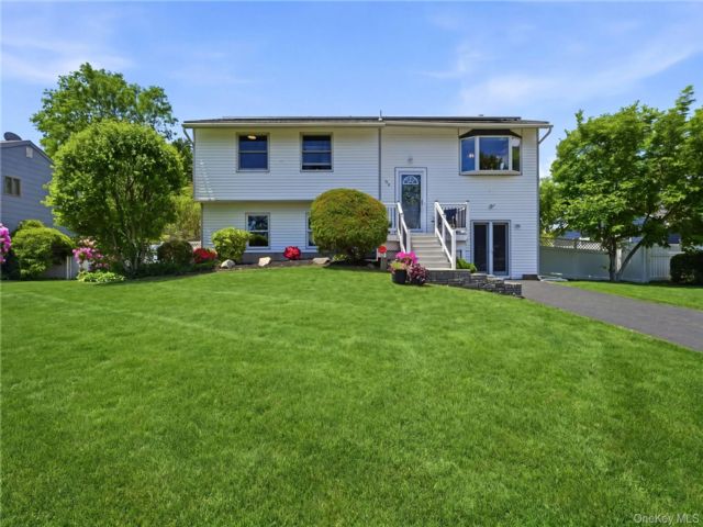  5 BR,  2.00 BTH &nbsp;Hi ranch style home in East Patchogue