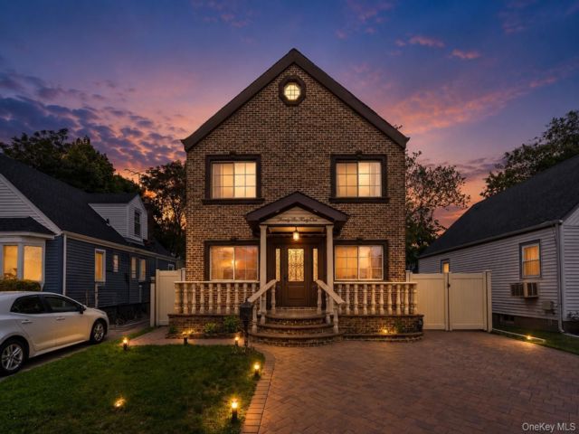  3 BR,  4.00 BTH &nbsp;Colonial style home in New Hyde Park