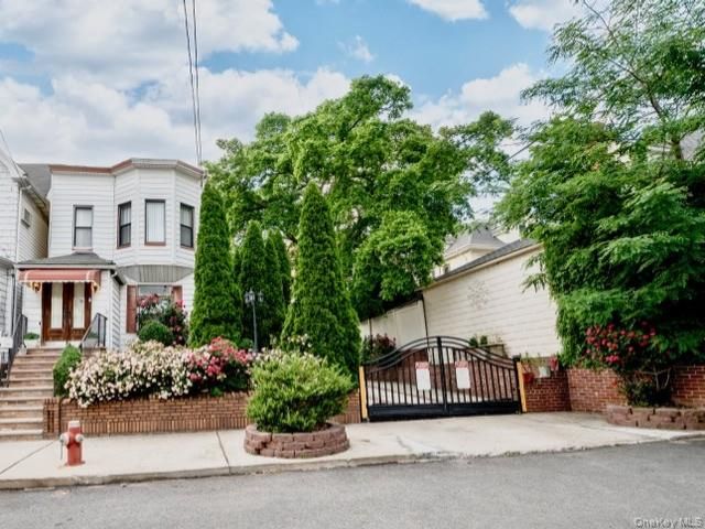  4 BR,  3.00 BTH &nbsp;Colonial style home in Woodhaven