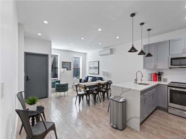  8 BR,  3.00 BTH &nbsp;House style home in Crown Heights