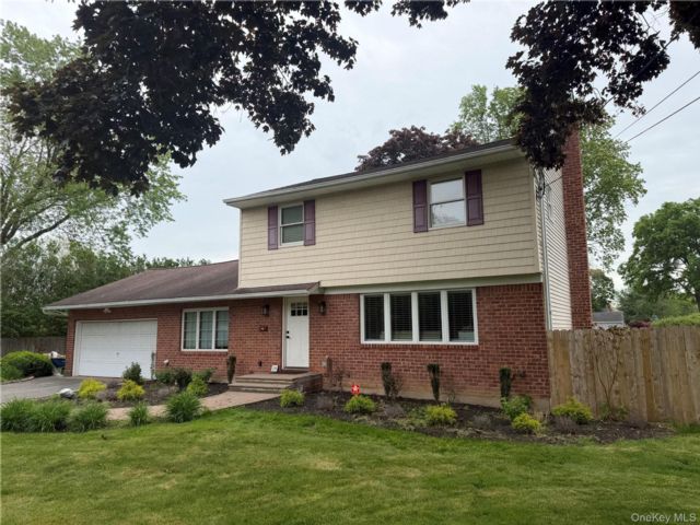 3 BR,  2.00 BTH &nbsp;Colonial style home in Commack