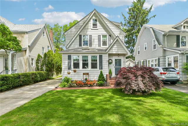  3 BR,  2.00 BTH &nbsp;Colonial style home in Garden City