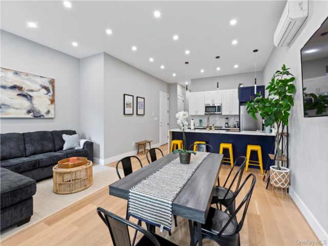  8 BR,  3.00 BTH &nbsp;House style home in Crown Heights