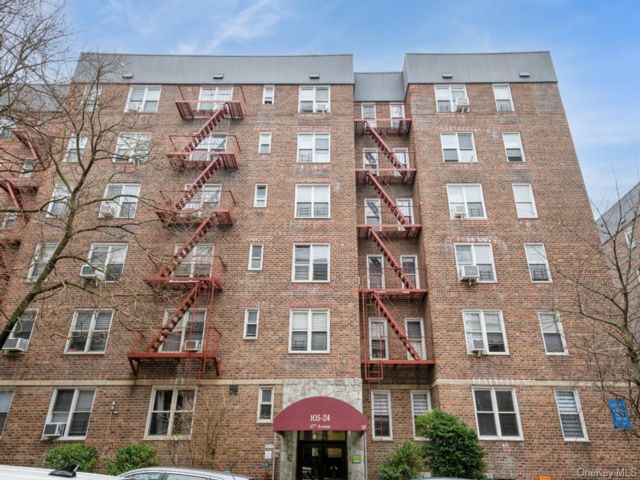  2 BR,  1.00 BTH &nbsp;High rise style home in Forest Hills