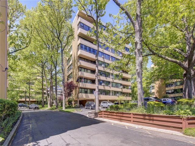  2 BR,  1.00 BTH &nbsp;Mid rise style home in Whitestone