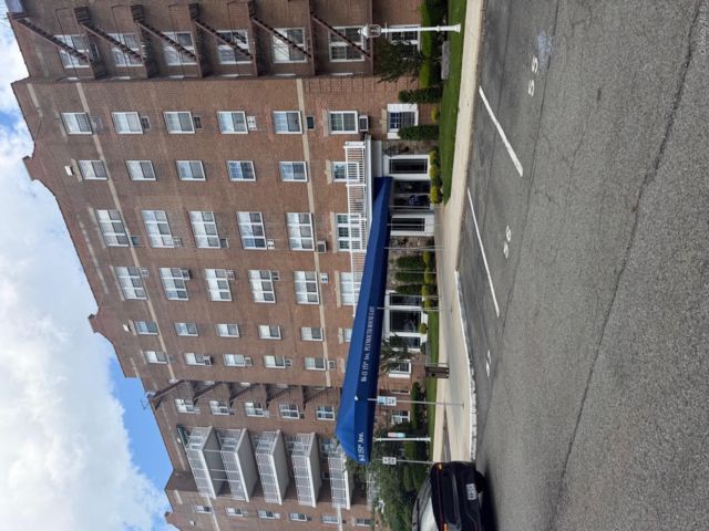  1 BR,  1.00 BTH &nbsp;Mid rise style home in Howard Beach