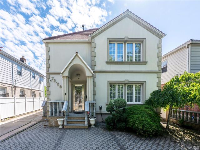  4 BR,  3.00 BTH &nbsp;Colonial style home in Fresh Meadows