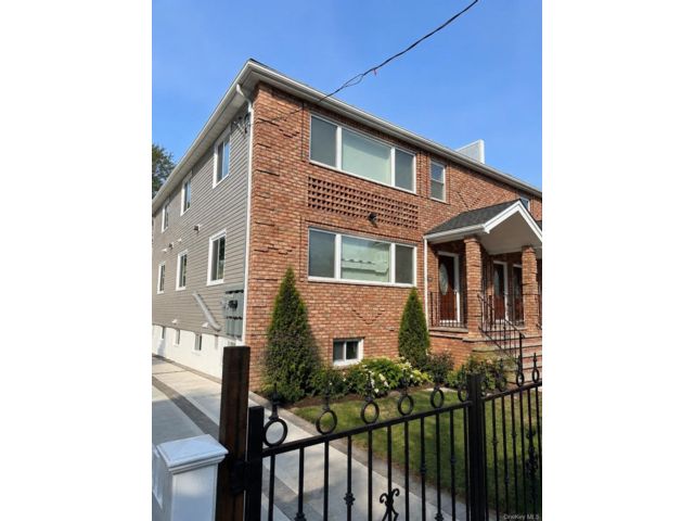  8 BR,  5.00 BTH &nbsp;Other style home in Far Rockaway