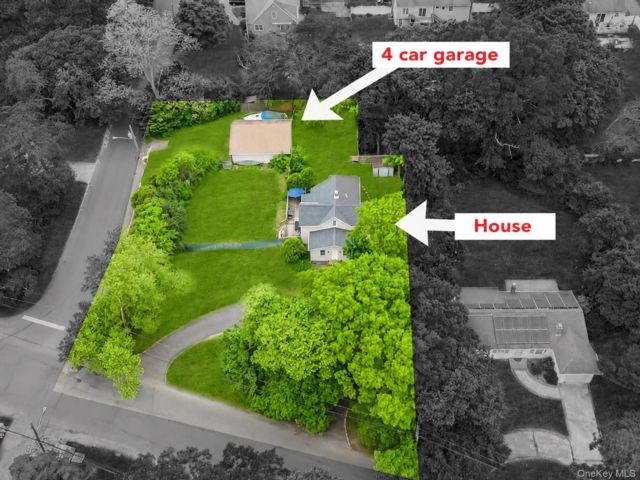  4 BR,  2.00 BTH &nbsp;Colonial style home in Ronkonkoma